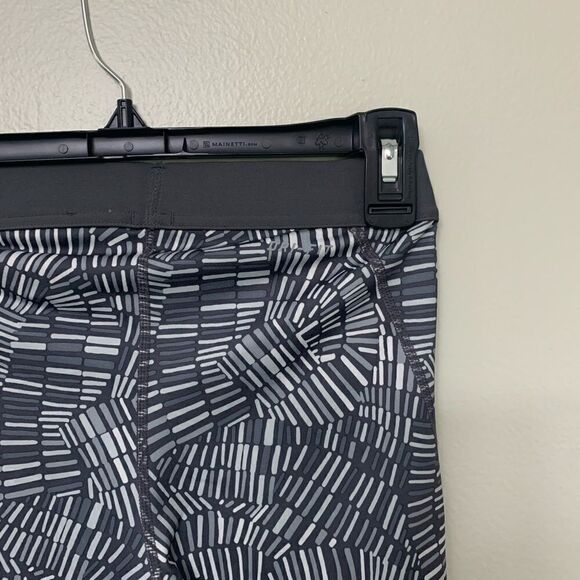 Nike Pro Hypercool Printed Capri Legging - Picture 7 of 9